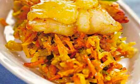 Тушеная с овощами треска с морковью