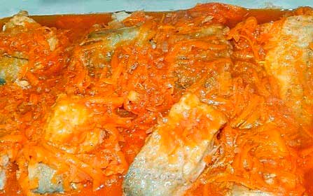 Треска тушеная с морковью, луком с майонезом