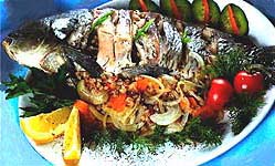 Рыба, запеченная под майонезом с салатом.
