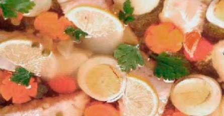 Заливной судак с зеленым горошком и перепелиными яйцами