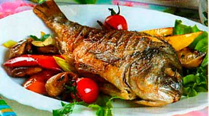 Караси жареные с коньяком и зеленью