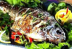 Фаршированная овощами запеченная рыба фотография