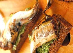 Бутерброды из шпрот с зеленью и сливочным маслом фотография