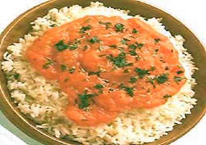 Рисовый гарнир к рыбе под красным соусом фотография