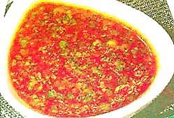 Красный соус с овощами и зеленью фотография