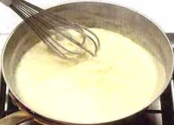 Основной белый соус на молоке фотография