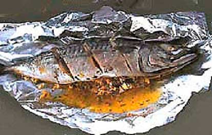 Рыба запеченная в фольге под кислым соусом фотография