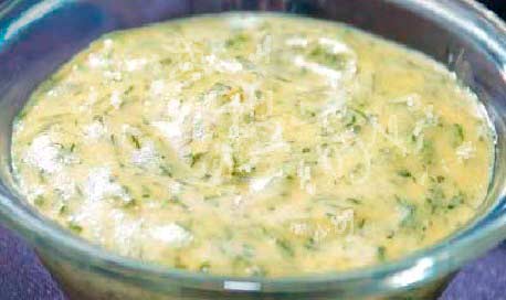 Сметанный соус на бульонном кубике с петрушкой
