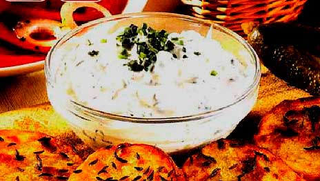 Сметано-яичный соус с чесноком и сыром