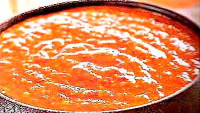 Томатный острый соус с чесноком и перцем фотография