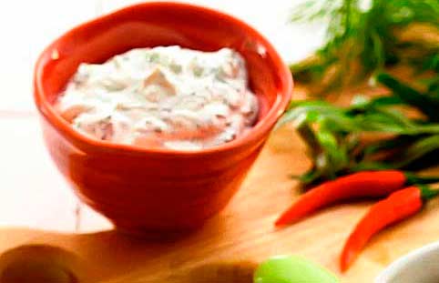 Сметанный соус с сыром, луком и майонезом