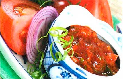 Томатный соус с луком зеленью, томатной пастой фотография