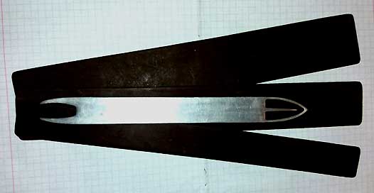 Самодельный челнок с шаблонами для вязания сетки малявочника фотография