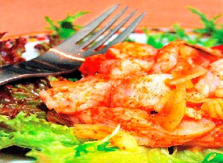 Маринованная щука с помидорами-черри и луком