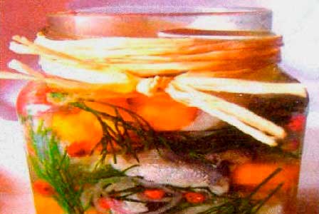 Маринованная сельдь с овощами в банках