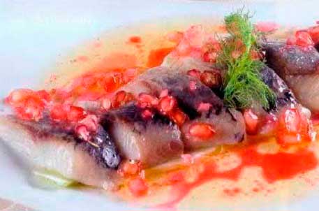 Сельдь под маринадом с овощами, лимоном