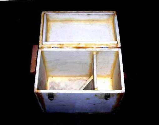Ящик для зимней рыбалки из пенопласта с откинутой крышкой фотография