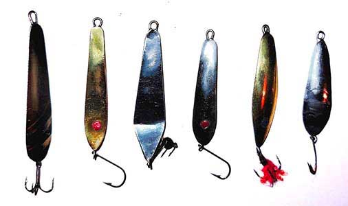 Оснастка приманки с подвижным крючком при плохом клеве на отвесную блесну